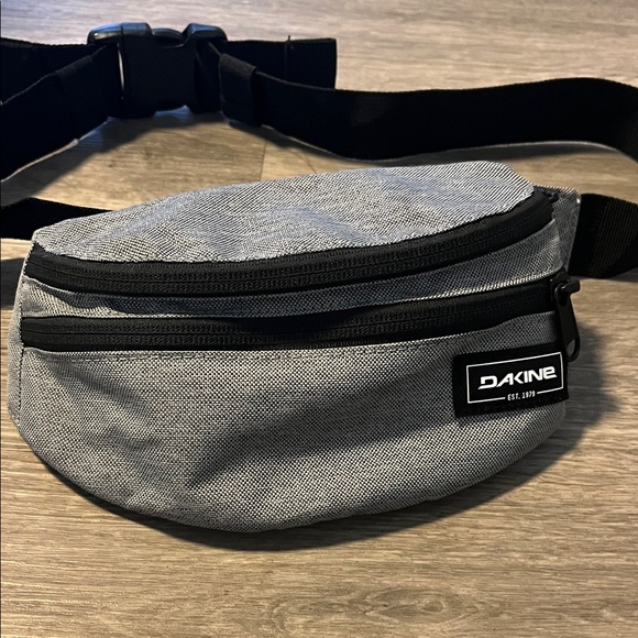 Dakine Black and Gray Belt Bag - Picture 1 of 2
